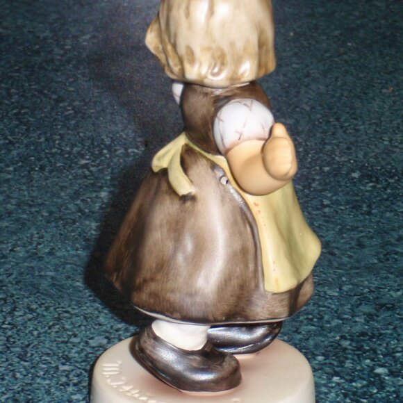 MINT CONDITION "Spring Waltz" Goebel Hummel Collectible Figurine 912/B - GIFT! - Picture 4 of 9